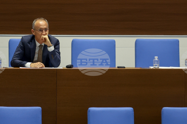 В Регионалните управления на образованието няма одитори, които да осъществяват финансов контрол, каза министър Красимир Вълчев 