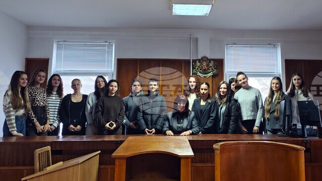 Ученици от Профилираната гимназия с преподаване на чужди езици „Петър Богдан“ гостуваха на Окръжен съд – Монтана 