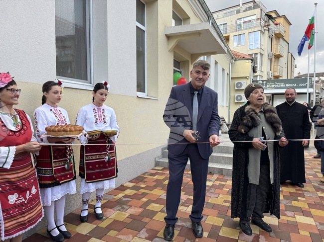 В Казанлък откриха официално обновената сграда на Народно читалище "Възродена Искра - 2000"