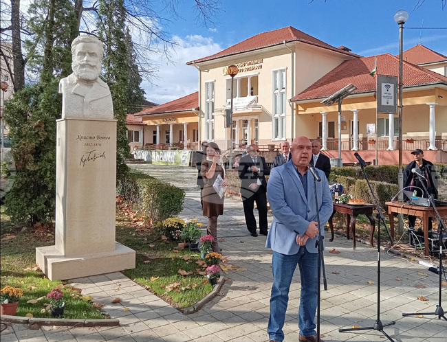 Паметник на Христо Ботев бе открит в центъра на Вършец