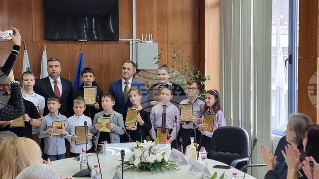 Ученици от Златоград получиха грамоти на тържествено заседание на Общинския съвет