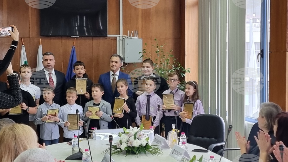Ученици от Златоград получиха грамоти на тържествено заседание на Общинския съвет