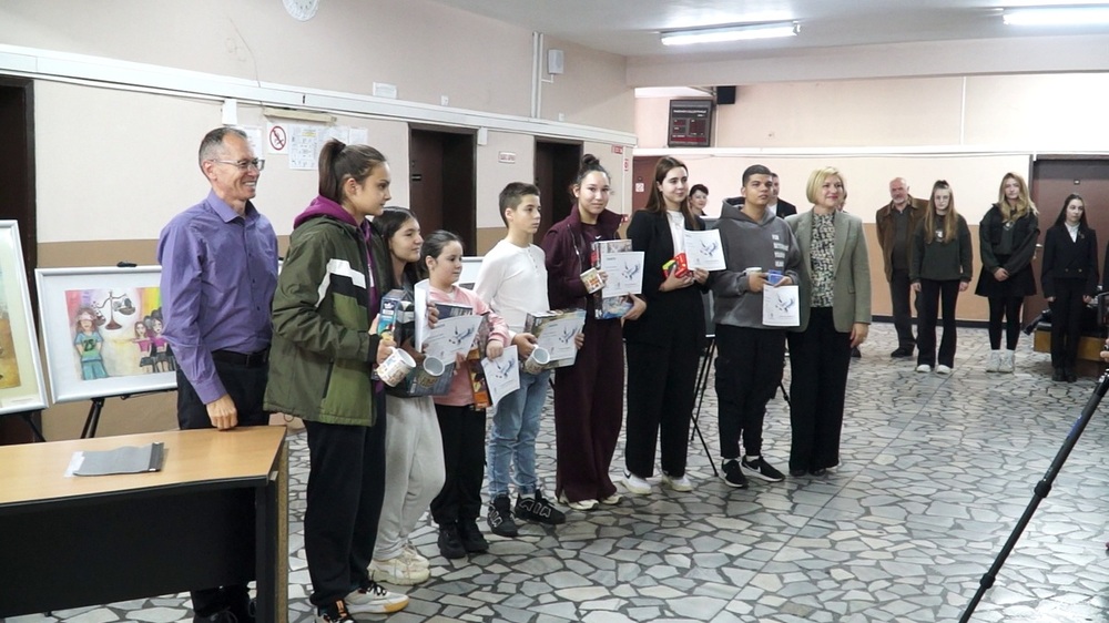 За истината, уважение, доверие, доброта настояха учениците - победители в Областния ученически конкурс "В страната на Справедливостта 2025 г.", наградени в Съдебната палата в Дупница