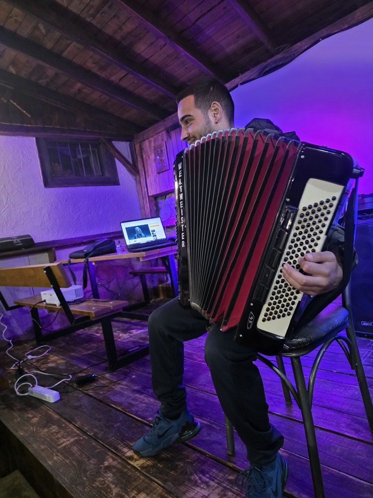 Новият музей на Бай Ганьо в казанлъшкото село Енина се превърна в сцена за култура, изкуство и международни срещи, каза създателят му