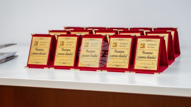 Семейства с 50 години брачен живот бяха поздравени от кметовете на общините Мездра и Мизия 