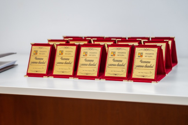 Семейства с 50 години брачен живот бяха поздравени от кметовете на общините Мездра и Мизия 