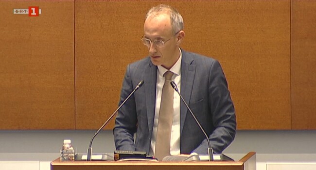 В община Велико Търново има пет държавни училища, каза министър Красимир Вълчев на парламентарен въпрос за такса за битови отпадъци в училища