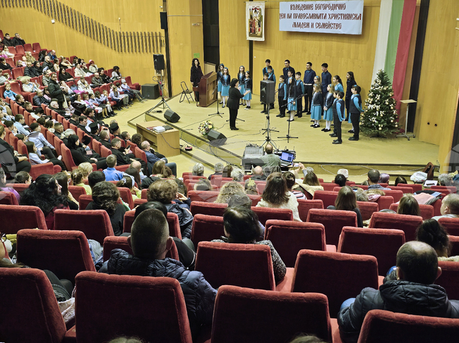 Русенската света митрополия и РУО отбелязаха с концерт Въведение Богородично и Деня на православната християнска младеж и семейство