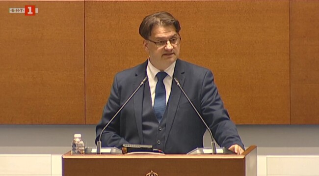 Църквата в с. Лиляч не притежава статут на културна ценност, но имотът ѝ е в обект, който е недвижима културна ценност, каза министър Бачев