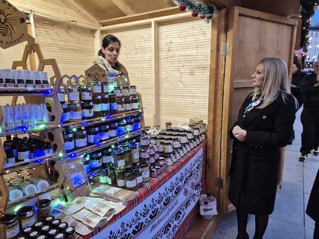 Заместник-министър Лозана Василева посети фермерския базар на МЗХ, част от „Sofia Christmas Fest“ пред НДК