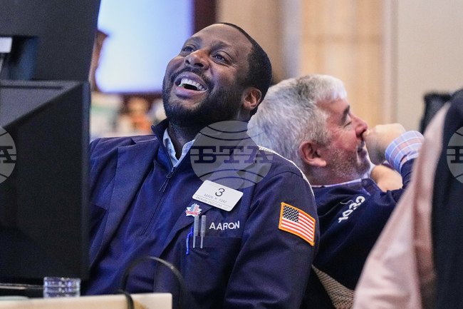 На положителна територия се развива търговията на Уолстрийт в първата за съкратената работна седмица сесия