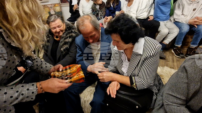 Родопското село Момчиловци почете осем двойки със златни и две с диамантени сватби в Деня на християнското семейство