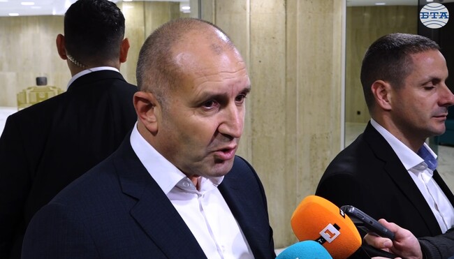 Пеевски и Борисов демонтират държавата, с отказа да разгледат референдума управляващите погазиха правата на българите, каза президентът Радев