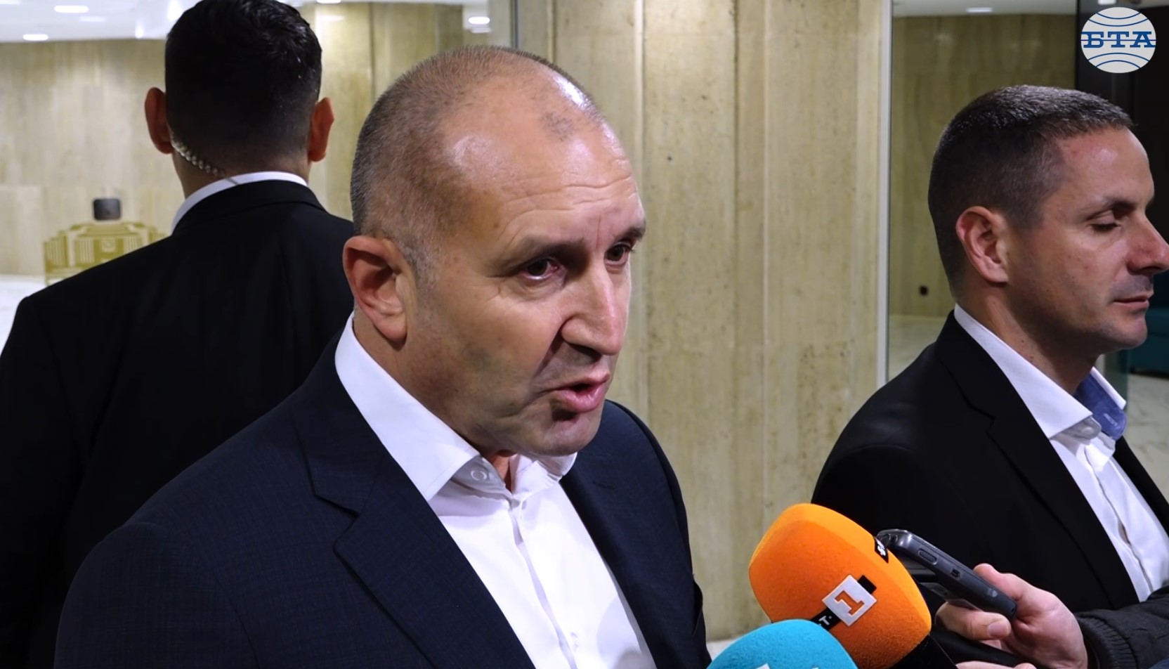 Пеевски и Борисов демонтират държавата, с отказа да разгледат референдума управляващите погазиха правата на българите, каза президентът Радев