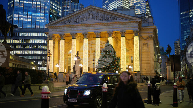 Спестовността на британците спада до най-ниското си ниво за повече от година 