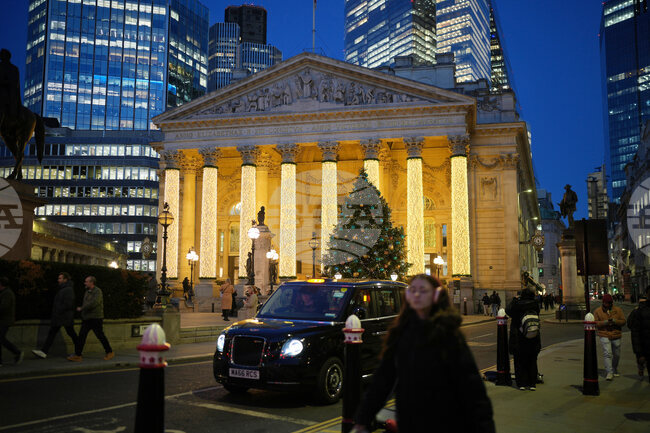 Спестовността на британците спада до най-ниското си ниво от повече от година 