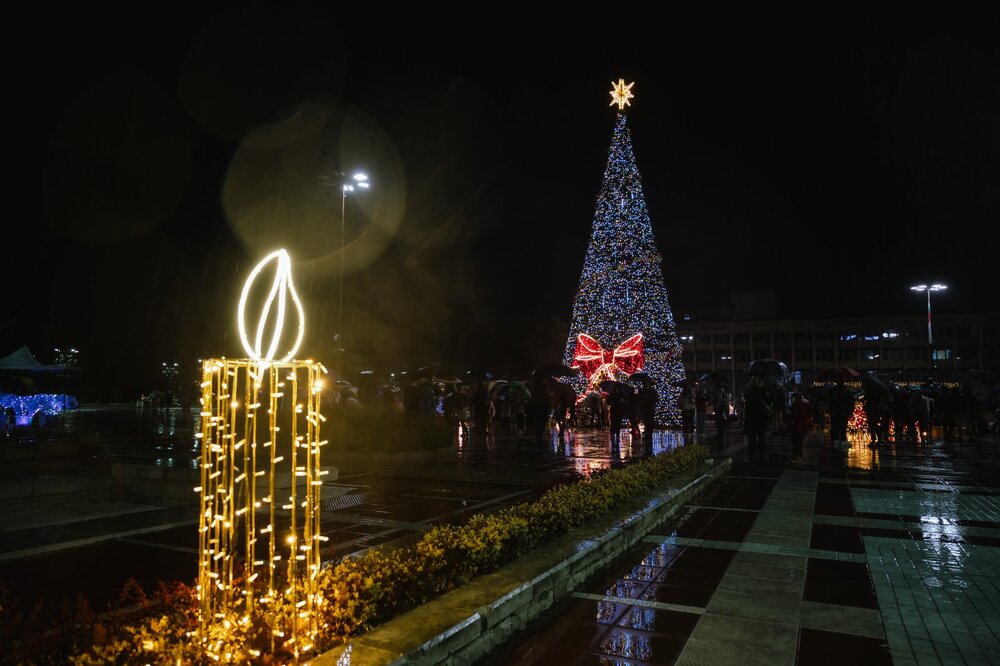 Благоевград засия в празнични светлини в Деня на християнското семейство