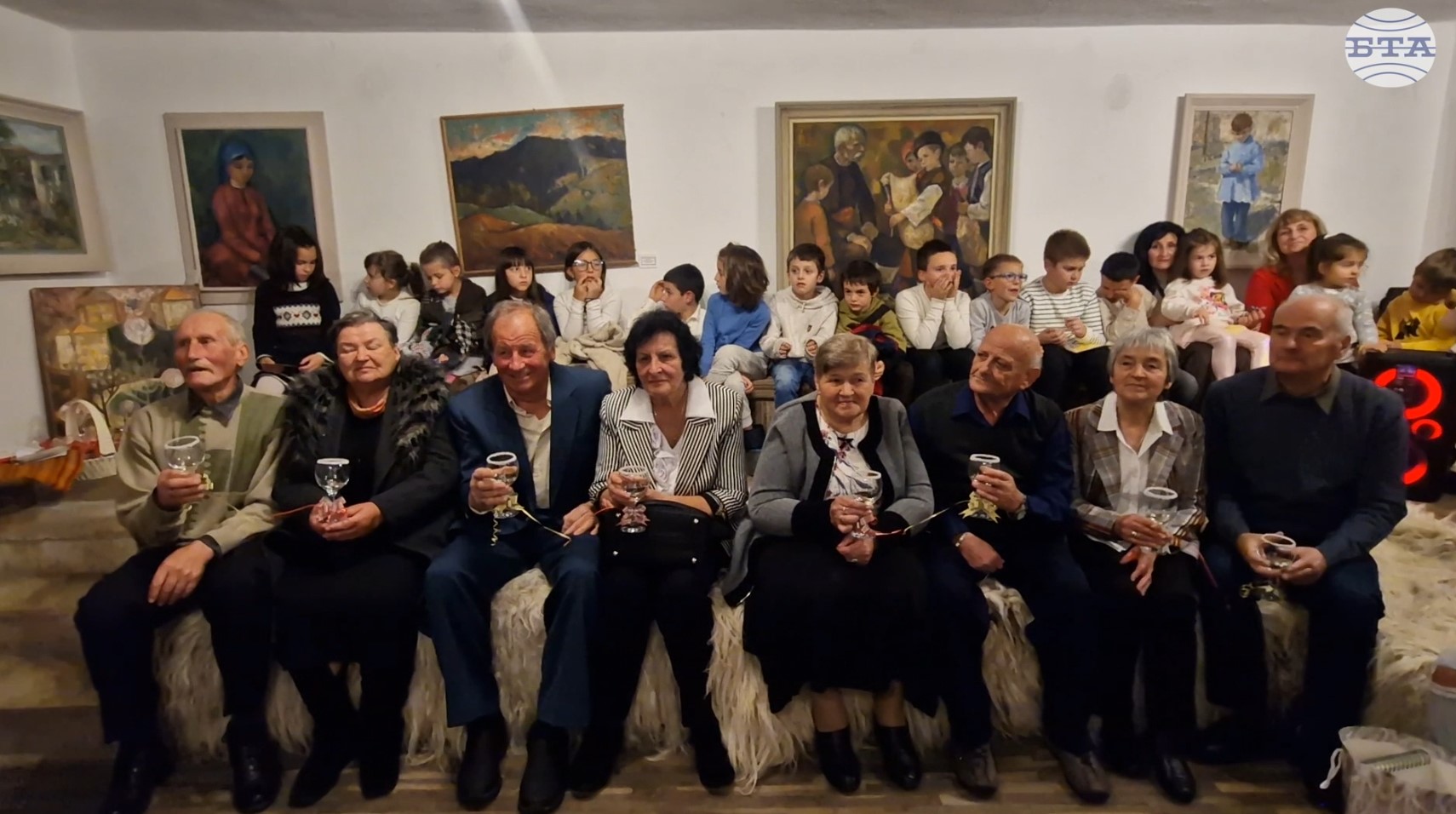 Родопското село Момчиловци почете осем двойки със златни и две с диамантени сватби в Деня на християнското семейство