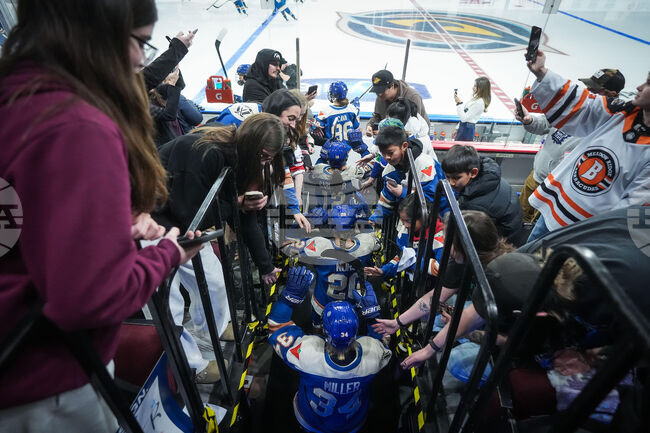 PWHL Goldeneyes Torrent Hockey