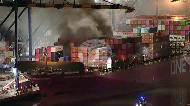 Заповед за оставане по домовете бе издадена в Лос Анджелис заради пожар на борда на товарен кораб