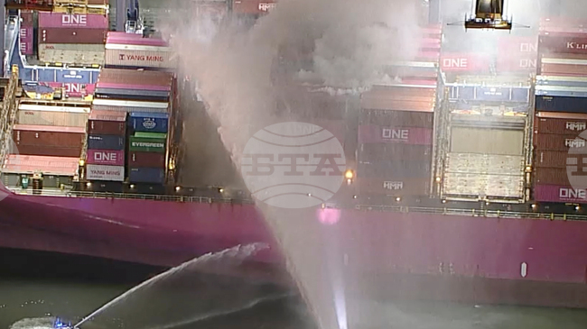 Пожарът на товарен кораб в пристанището на Лос Анджелис е до голяма степен овладян, съобщиха властите