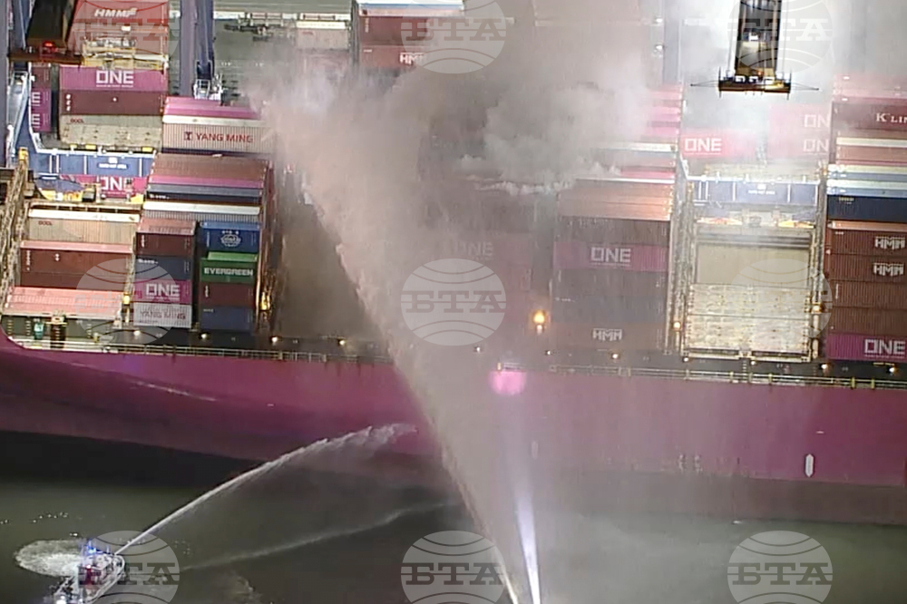 Пожарът на товарен кораб в пристанището на Лос Анджелис е до голяма степен овладян, съобщиха властите