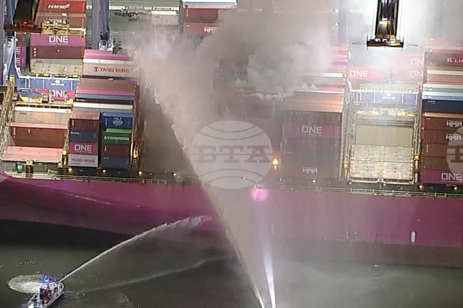 Пожарът на товарен кораб в пристанището на Лос Анджелис е до голяма степен овладян, съобщиха властите