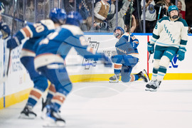 PWHL Goldeneyes Torrent Hockey