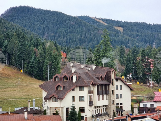 Синята зона в Боровец няма да работи на 27 декември заради откриването на зимния сезон, а в Самоков ще се паркира безплатно през почивните дни