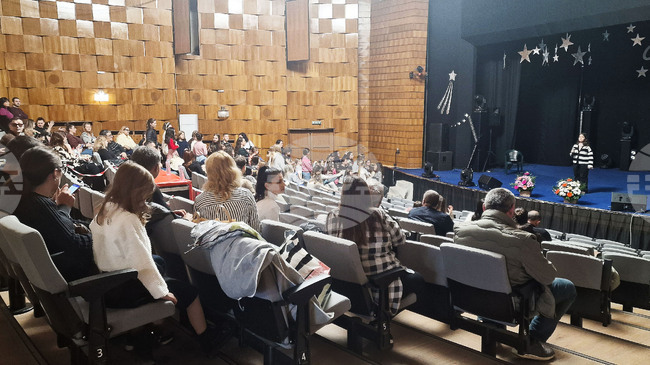 С изпълнения на участниците от първа и втора възрастова група започна Националният конкурс "Съзвездие" в Шумен