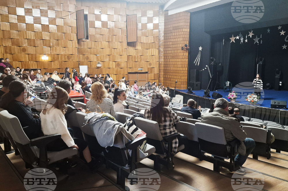 С изпълнения на участниците от първа и втора възрастова група започна Националният конкурс "Съзвездие" в Шумен