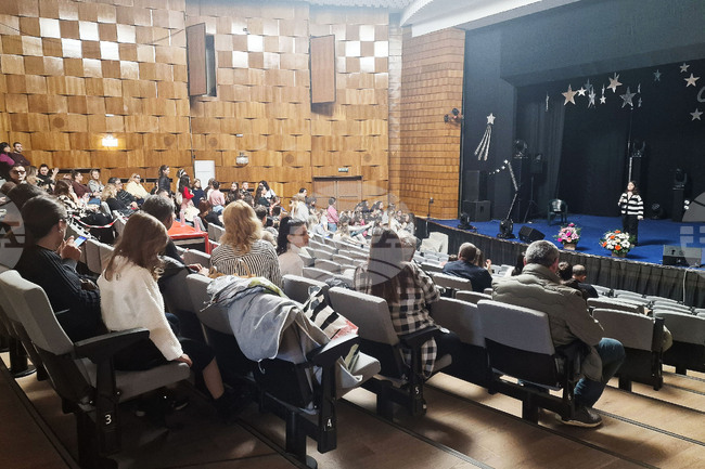 С изпълнения на участниците от първа и втора възрастова група започна Националният конкурс "Съзвездие" в Шумен