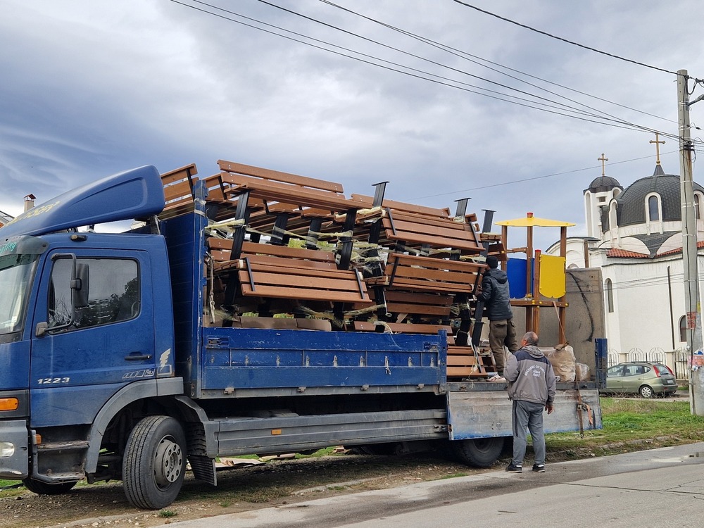 Над 100 пейки ще бъдат поставени пред домовете на хората на няколко улици в Септември