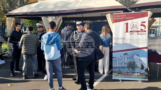 Военноморското училище бе домакин на изложение на варненските университети