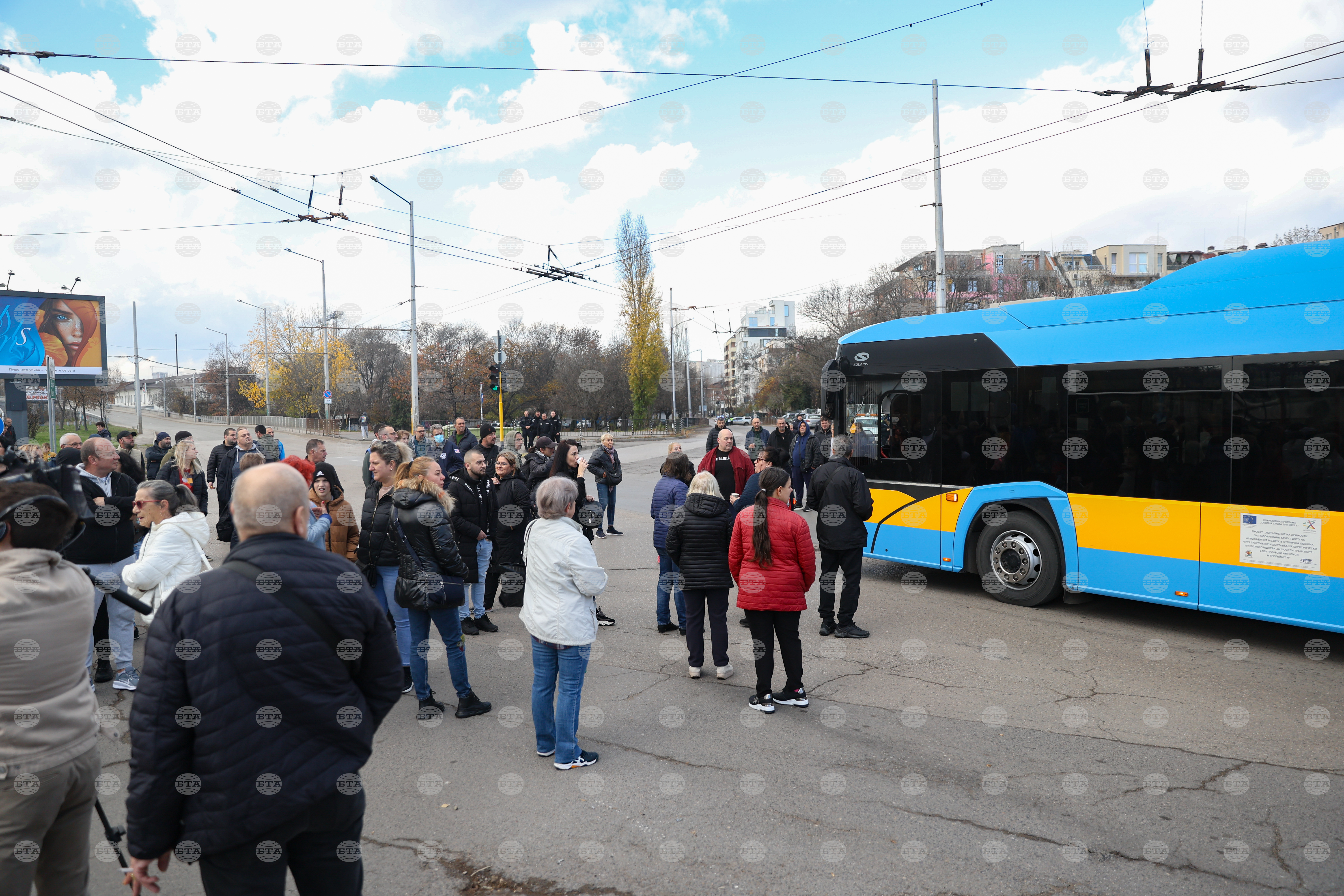 Протестиращи затвориха движението при столичния мост "Чавдар" откъм бул "Владимир Вазов" с искане да се оттеглят промените, свързани със зоните за паркиране