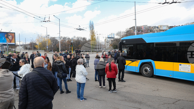 Протестиращи затвориха движението при столичния мост "Чавдар" откъм бул "Владимир Вазов" с искане да се оттеглят промените, свързани със зоните за паркиране