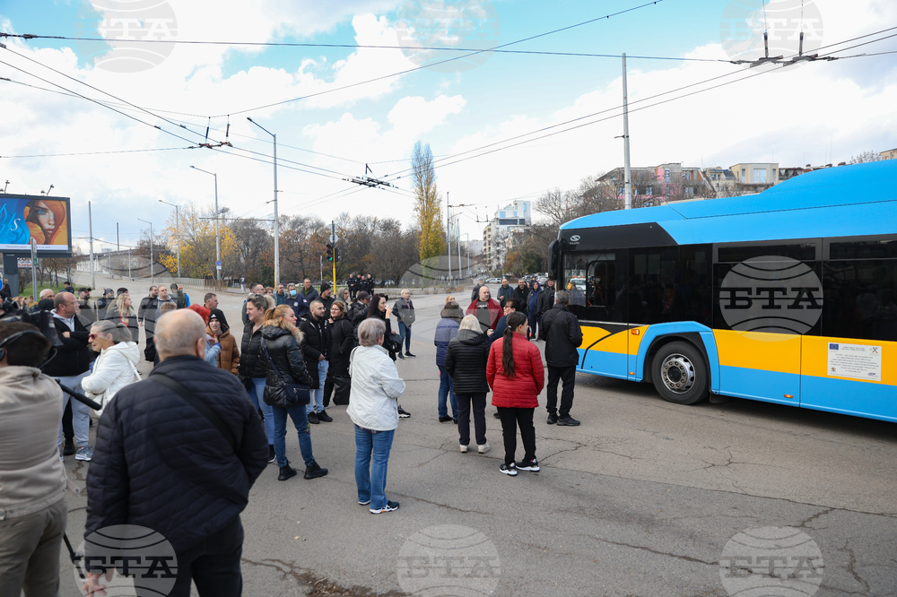 Протестиращи затвориха движението при столичния мост "Чавдар" откъм бул. "Владимир Вазов" с искане да се оттеглят промените, свързани със зоните за паркиране