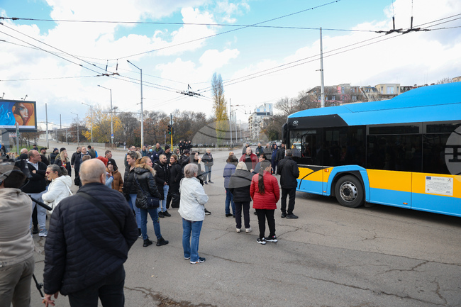 Протестиращи затвориха движението при столичния мост "Чавдар" откъм бул. "Владимир Вазов" с искане да се оттеглят промените, свързани със зоните за паркиране