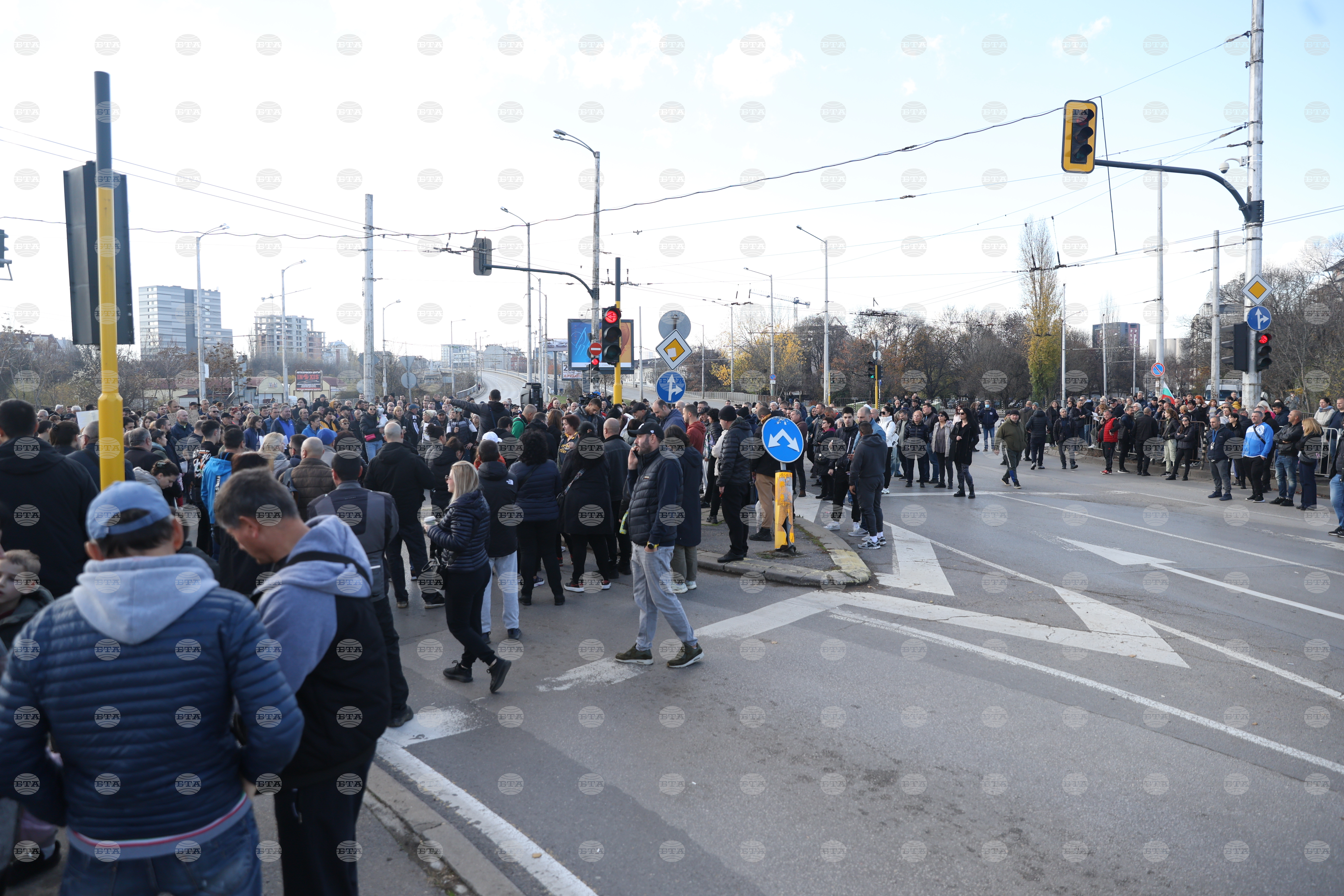 Протестът при столичния мост "Чавдар" заради зоните за паркиране в София приключи, движението е възстановено