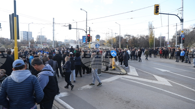Протестът при столичния мост "Чавдар" заради зоните за паркиране в София приключи, движението е възстановено