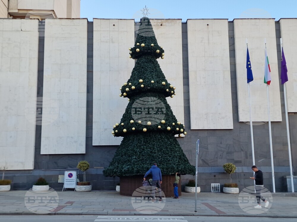 Във Велико Търново запалването на коледните светлини ще бъде придружено от акробатично шоу върху фасадата на общината