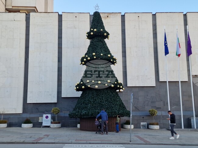 Във Велико Търново запалването на коледните светлини ще бъде придружено от акробатично шоу върху фасадата на общината