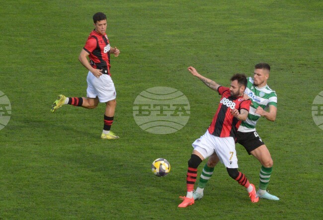 Локомотив София победи Черно море като гост в мач с два отменени гола, защитникът Райън Бидунга донесе успеха на столичани