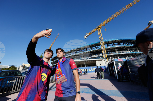 Подведен фен на Барселона пристигна на стадиона в Екзитър, за да гледа мач от Шампионската лига