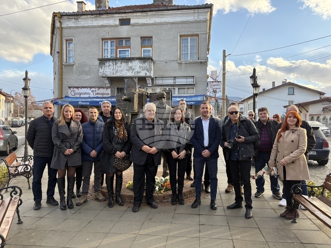 С поднасяне на цветя самоковци почетоха паметта на Анастас Карастоянов