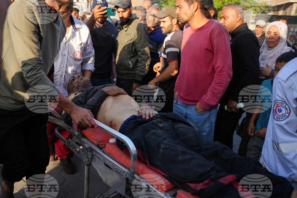 Най-малко четирима души са загинали при израелски въздушен удар по автомобил в град Газа, съобщават медици