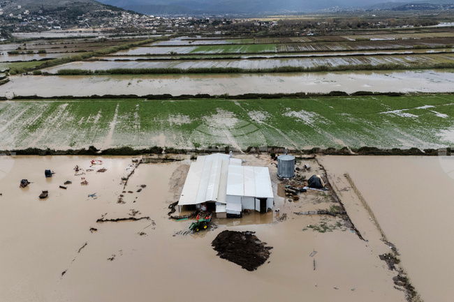 Албанските власти продължават отстраняването на проблеми след проливните дъждове в последните дни, при които загина един човек