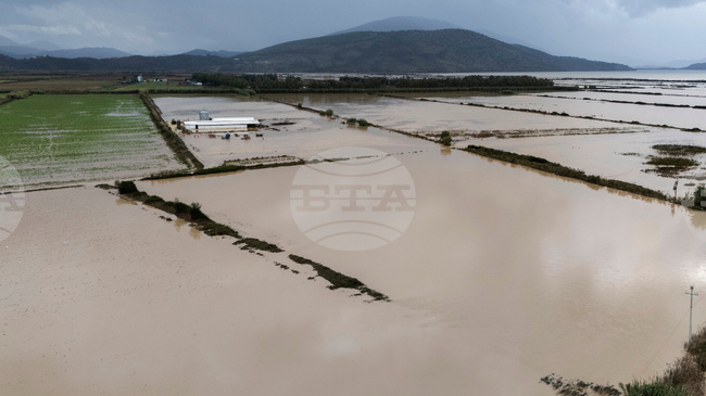Силни ветрове и обилни валежи обхванаха крайбрежните зони на Албания днес, предизвиквайки наводнения и затруднения в морския транспорт