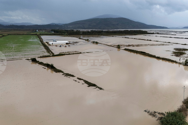 Силни ветрове и обилни валежи обхванаха крайбрежните зони на Албания днес, предизвиквайки наводнения и затруднения в морския транспорт
