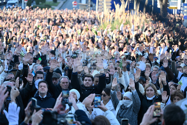 Хиляди протестираха в Марсилия, за да осъдят насилието, свързано с наркотиците 